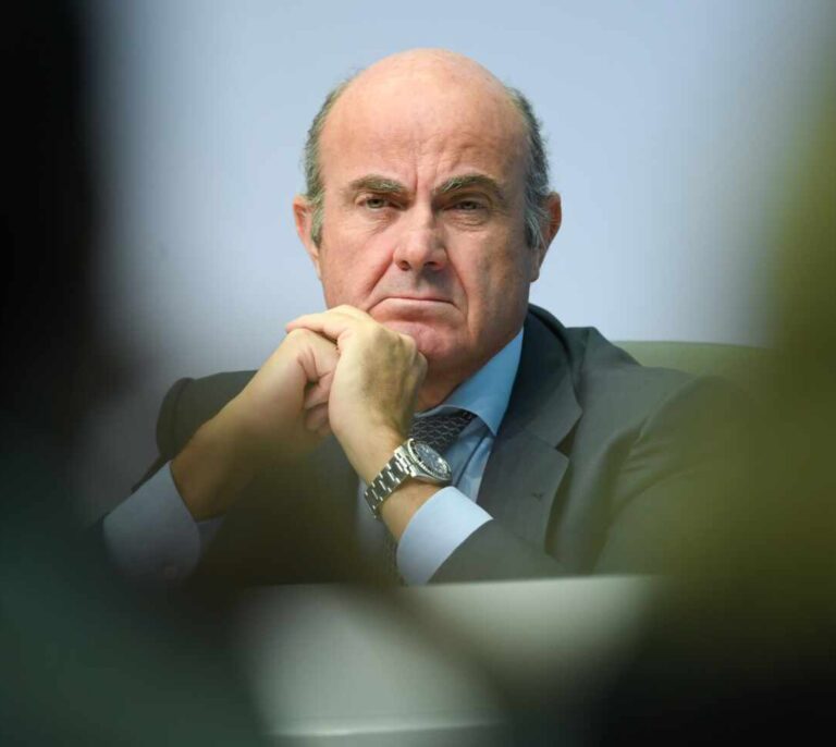 De Guindos se muestra a favor de las fusiones bancarias, pero transfronterizas