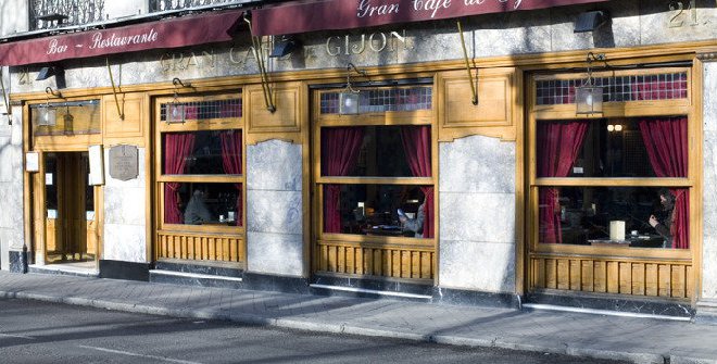 Cuando en 1888 el asturiano Gurmensindo Gómez regresó de Cuba, se instaló en Madrid, invirtiendo el fruto de su trabajo en un café que inauguró el 15 de mayo como “Gran Café de Gijón”, en honor a su ciudad natal. Tampoco imaginaba Gurmensindo que su café, ubicado en la zona de la Castellana, acabaría considerándose como “el último café literario de Madrid”.