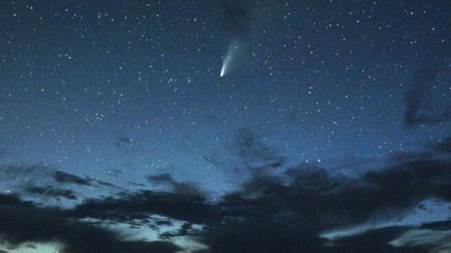 Cometa Neowise sobre el Valle de la Muerte (California).