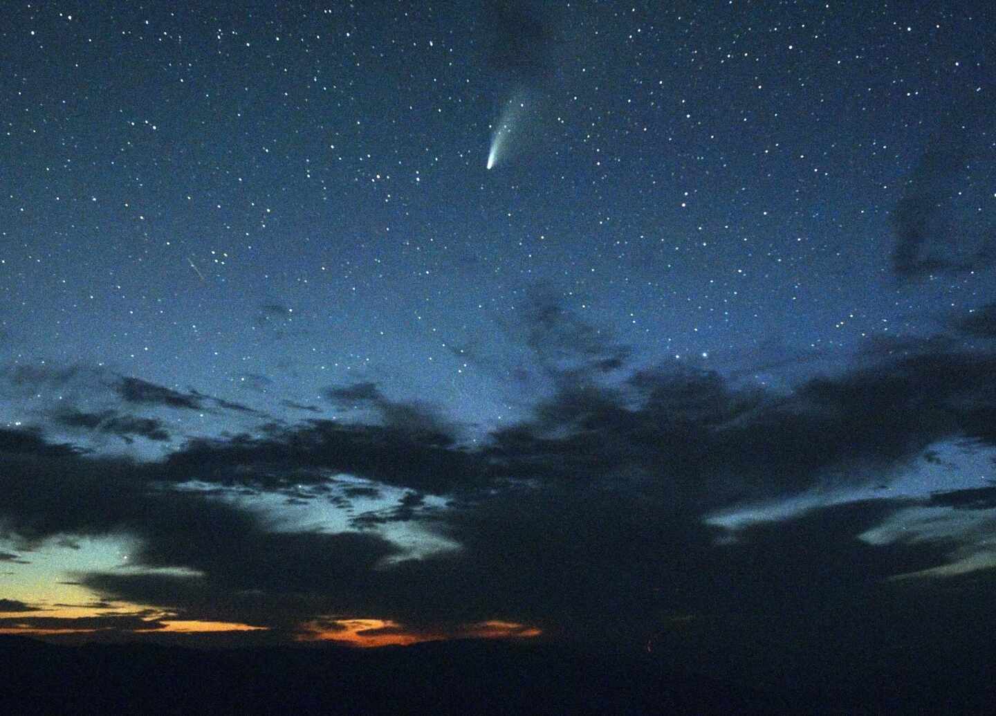 Cometa Neowise sobre el Valle de la Muerte (California).