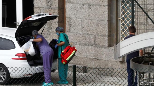 Miembros del Servicio Gallego de Salud abandonan las instalaciones del hotel de A Coruña donde se encuentran aislados los jugadores y el cuerpo técnico del Fuenlabrada, después de realizarles las pruebas.