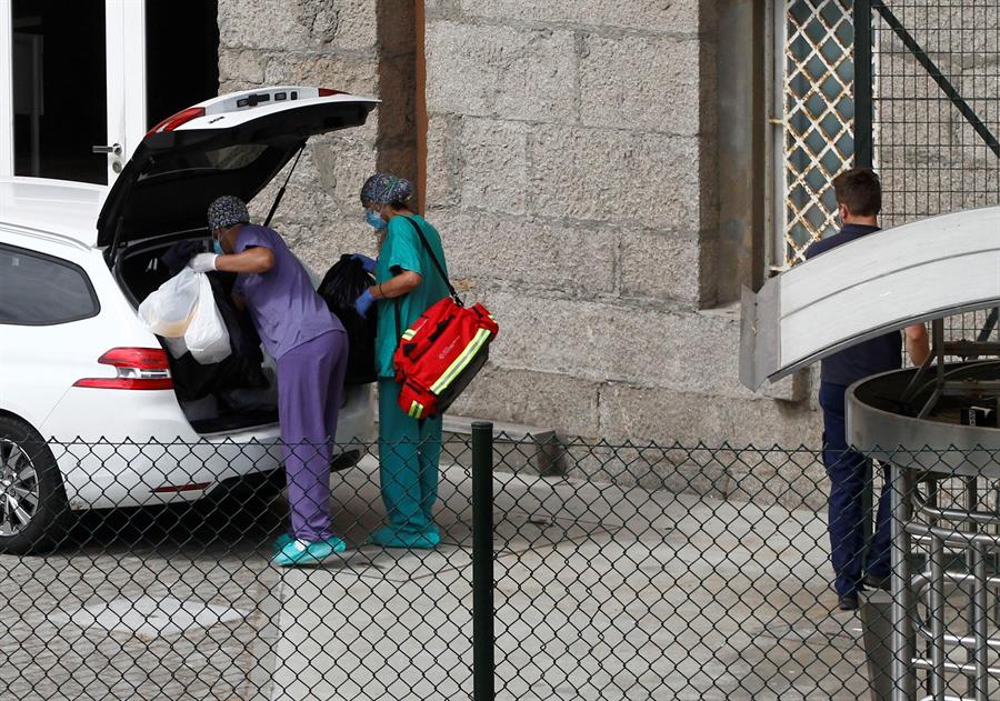 Miembros del Servicio Gallego de Salud abandonan las instalaciones del hotel de A Coruña donde se encuentran aislados los jugadores y el cuerpo técnico del Fuenlabrada, después de realizarles las pruebas.