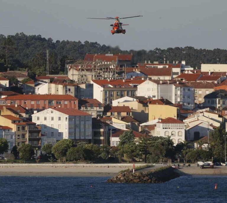 Buzos, helicópteros y barcos en busca de los dos jóvenes desaparecidos en kayak