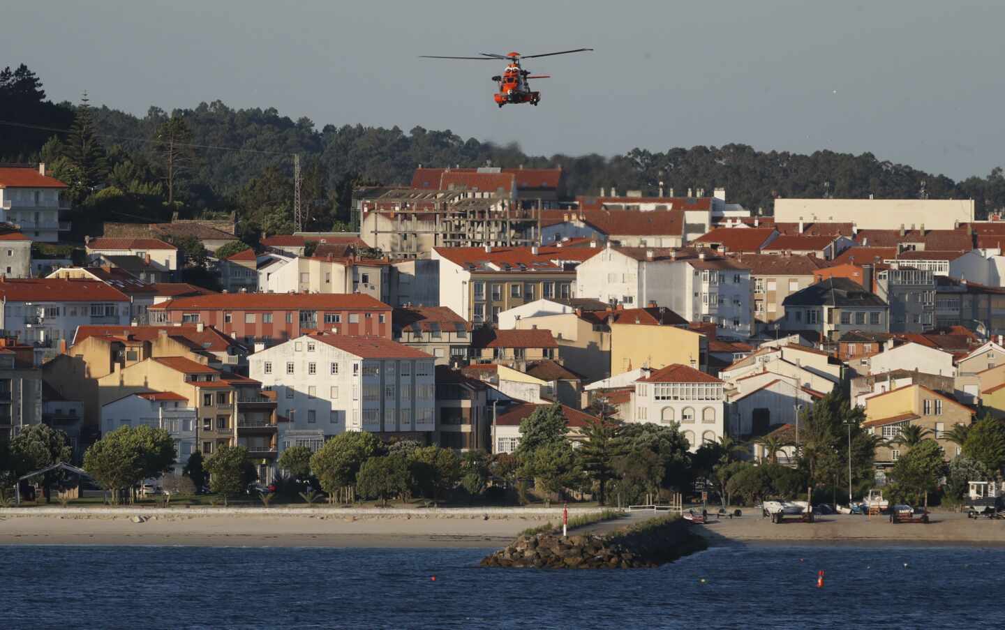 Buzos, helicópteros y barcos en busca de los dos jóvenes desaparecidos en kayak