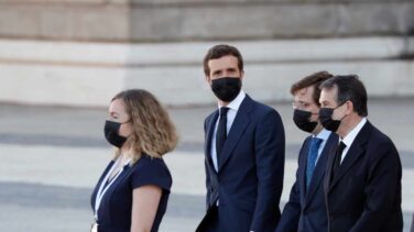 Casado defiende al Rey Felipe "frente a los ataques de algunos ministros"