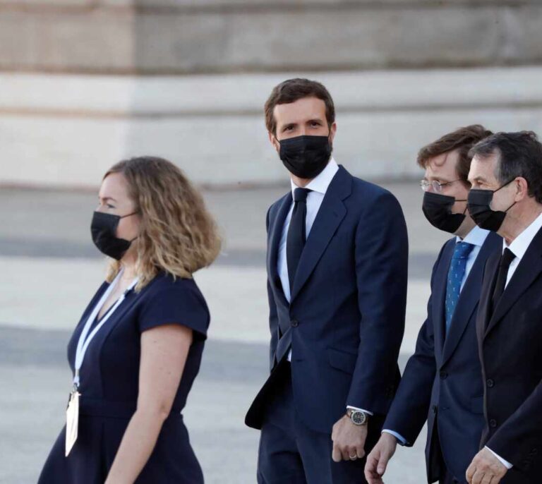 Casado defiende al Rey Felipe "frente a los ataques de algunos ministros"