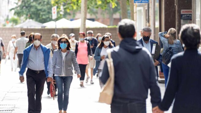 Ciudadanos caminan con las mascarillas.
