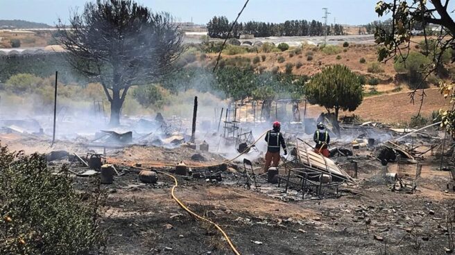 Chabolas destruidas tras incendio en Lepe