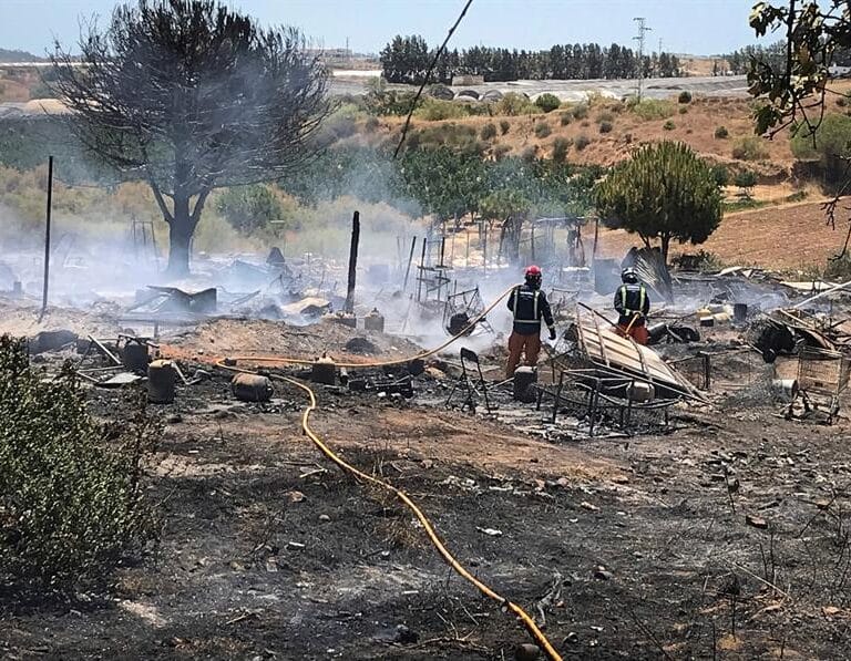 Un incendio destruye de madrugada setenta chabolas en Lepe (Huelva)