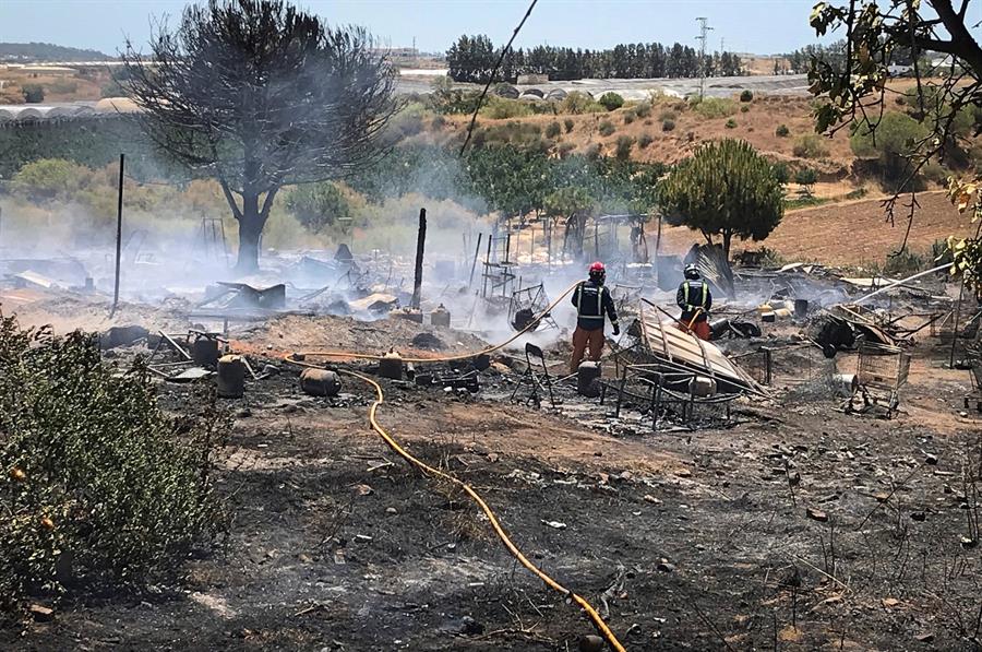 Un incendio destruye de madrugada setenta chabolas en Lepe (Huelva)