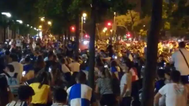Sin mascarillas ni distancia de seguridad en las celebraciones por el ascenso del Sabadell