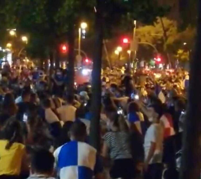 Sin mascarillas ni distancia de seguridad en las celebraciones por el ascenso del Sabadell