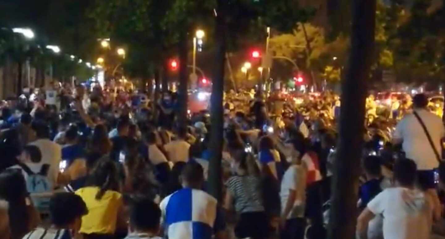 Sin mascarillas ni distancia de seguridad en las celebraciones por el ascenso del Sabadell