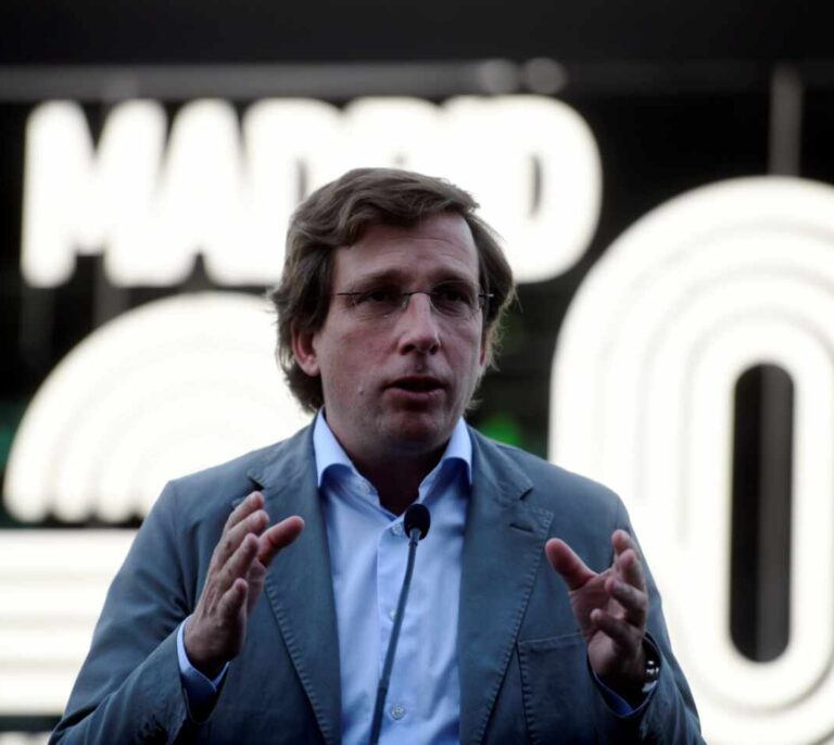 Almeida pide a Fernando Simón que "no se meta en más charcos" tras sus "disparatadas declaraciones" sobre el turismo