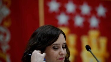 Un experto en Enfermedades Infecciosas avisa de los "riesgos" de la cartilla de Ayuso