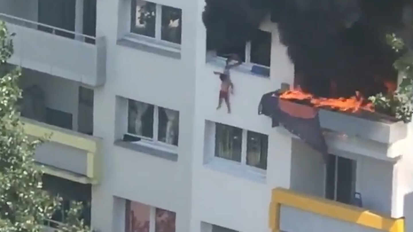 Un niño salva a su hermano de un incendio lanzándolo por la ventana de un tercer piso