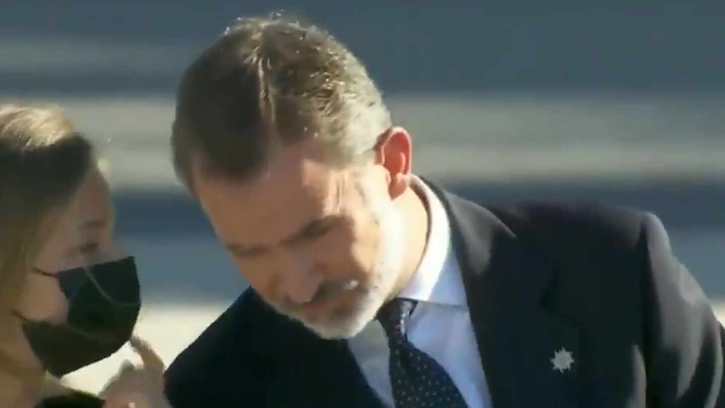 El gesto de la princesa Leonor con Felipe VI con la mascarilla