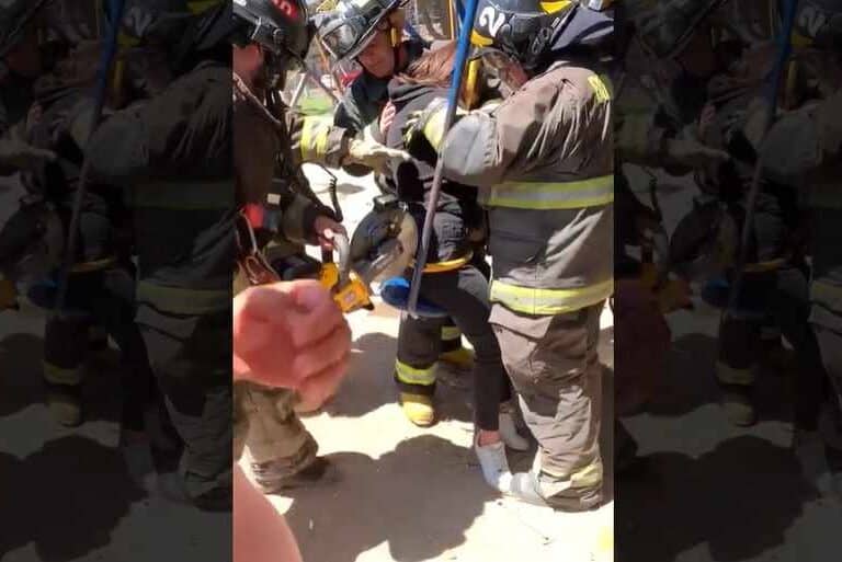 Rescatan a una joven al quedarse atascada en un columpio para bebés cuando grababa un vídeo para TikTok