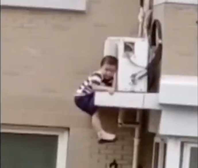 Un vecino salva la vida de un niño tras caer de un quinto piso