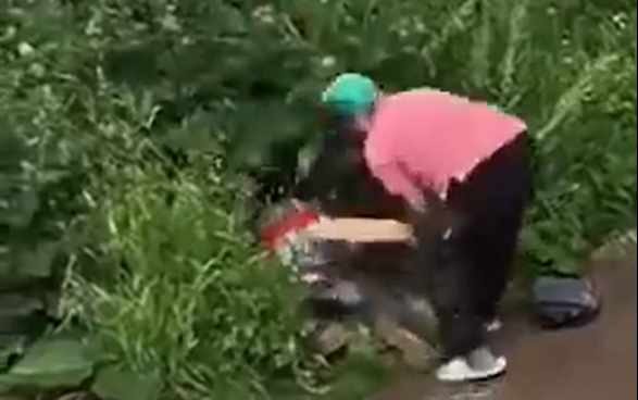 Lady Irina dando golpes a la pareja con una tabla de madera.