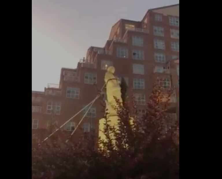 Manifestantes atacan y destruyen otra estatua de Colón en Baltimore
