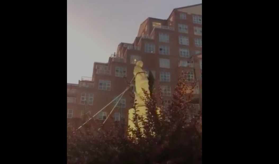 Manifestantes atacan y destruyen otra estatua de Colón en Baltimore