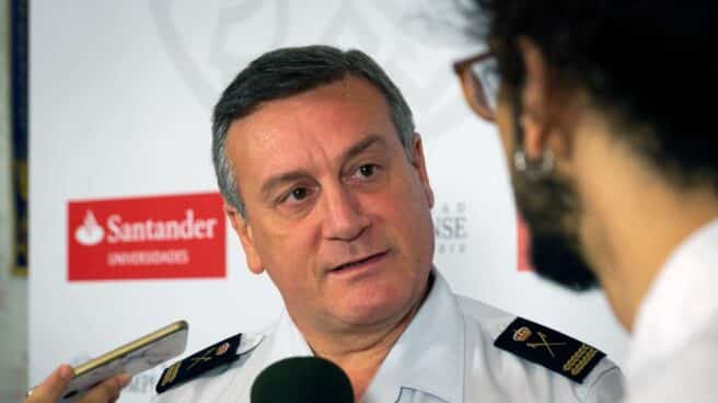 Interior propone para una embajada a un alto cargo de la Policía que interviene en la selección El comisario principal Vázquez Ara, atendiendo a los periodistas.