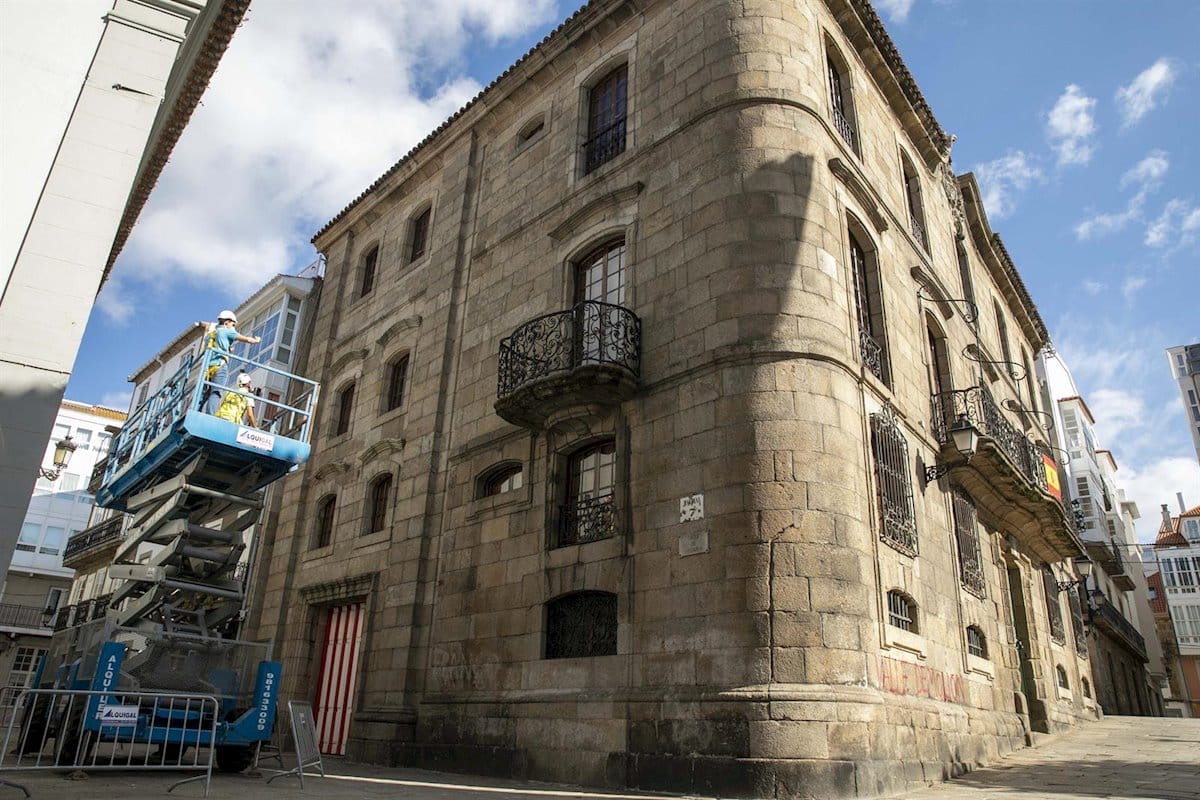 Los Franco ponen en venta la Casa Cornide durante el juicio por el Pazo Meirás