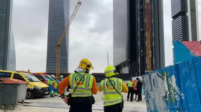 Normalidad de nuevo en los rascacielos de Madrid tras el desalojo de 600 obreros