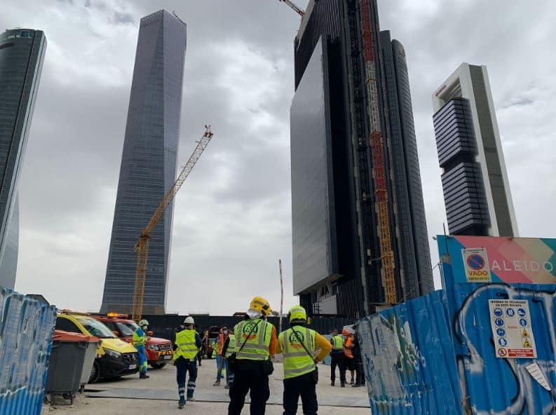 Desalojan las Cuatro Torres de Madrid por una fuga de gas