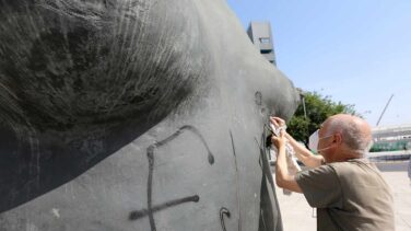 Antonio López repara su obra 'La Mujer de Coslada' tras ser vandalizada con espray