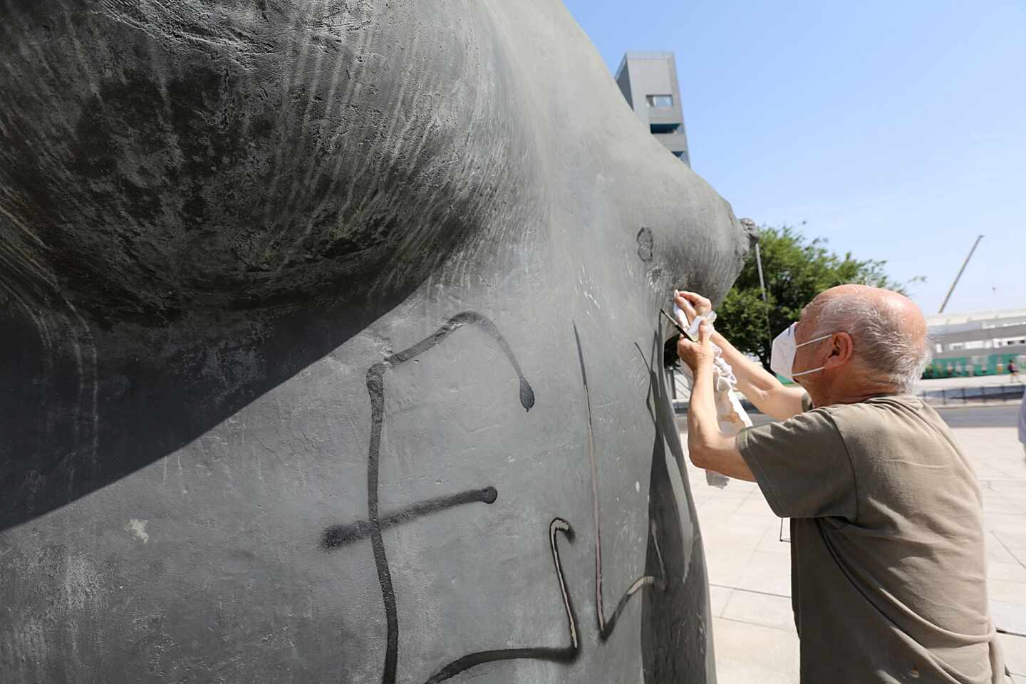 Antonio López repara su obra 'La Mujer de Coslada' tras ser vandalizada con espray