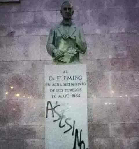 Pintan "asesino" en la estatua que hay en Madrid de Fleming, inventor de la penicilina
