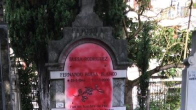 Atacan con pintura roja la tumba de Fernando Buesa, dirigente socialista asesinado por ETA