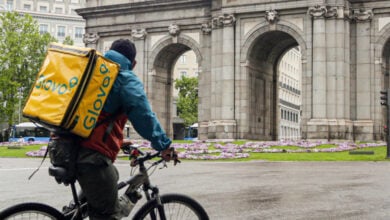 ¿Quiénes son los 'riders'? Más de 10.000 repartidores pendientes de la ley que prepara Trabajo