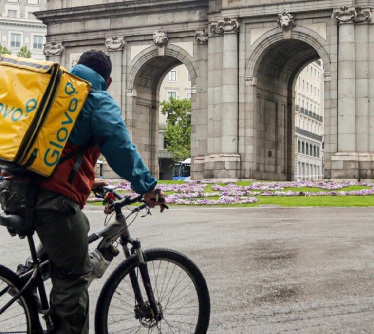 Glovo y Uber Eats suspenden sus servicios de reparto en Madrid por la DANA