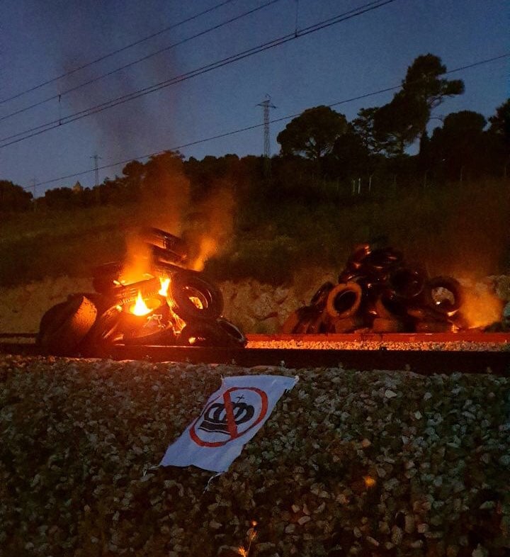 Cortan la vía de Renfe entre Girona y Francia en protesta por la visita de los Reyes