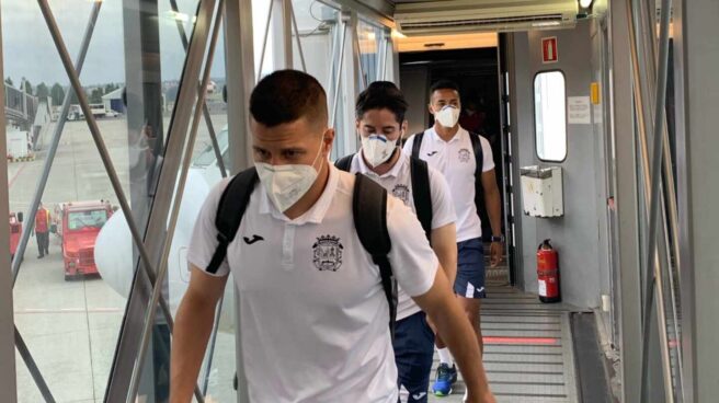 Los jugadores del Fuenlabrada descienden del avión.