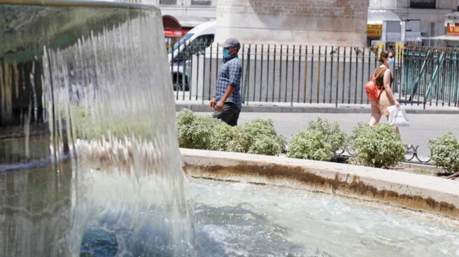 Fuentes gemelas de la Puerta del Sol de Madrid calor