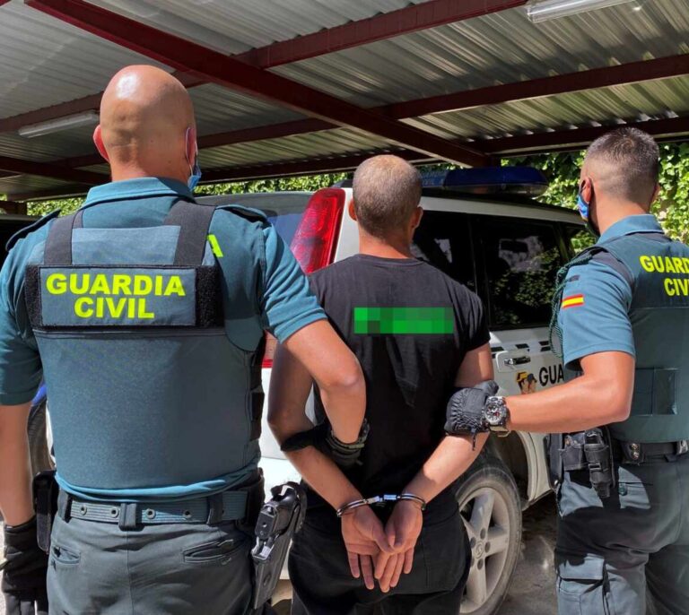 La Guardia Civil ofrece 514 € por el chaleco antibala por el que la Policía está dispuesta a pagar 665