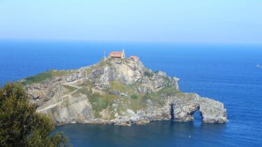 El S.O.S de los vecinos de Gaztelugatxe: los turistas se han multiplicado por 17 desde el huracán Juego de Tronos