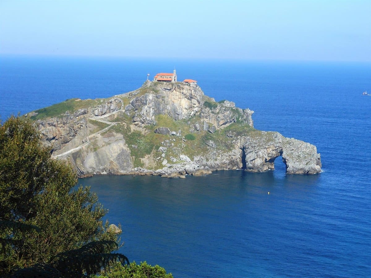 El S.O.S de los vecinos de Gaztelugatxe: los turistas se han multiplicado por 17 desde el huracán Juego de Tronos