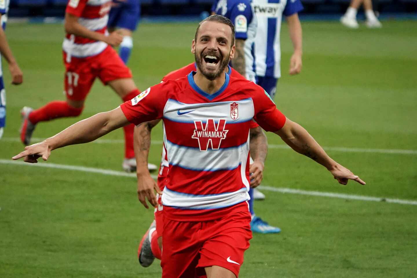 Roberto Soldado celebra un gol con el Granada CF