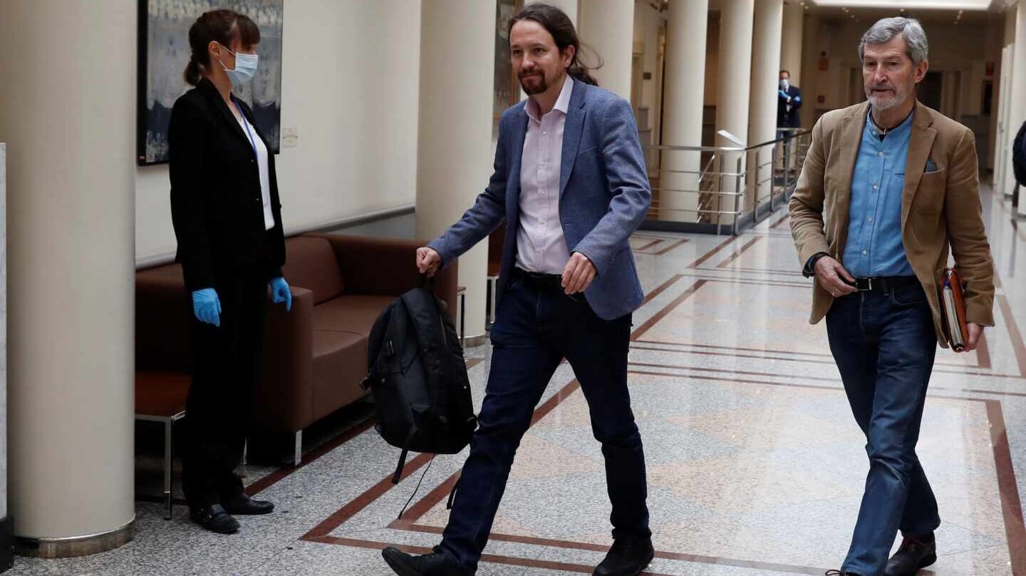 Pablo Iglesias y su jefe de gabinete, Julio Rodríguez, el pasado mes de abril en el Senado.