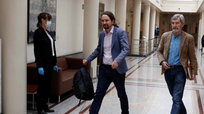 Pablo Iglesias y su jefe de gabinete, Julio Rodríguez, el pasado mes de abril en el Senado.