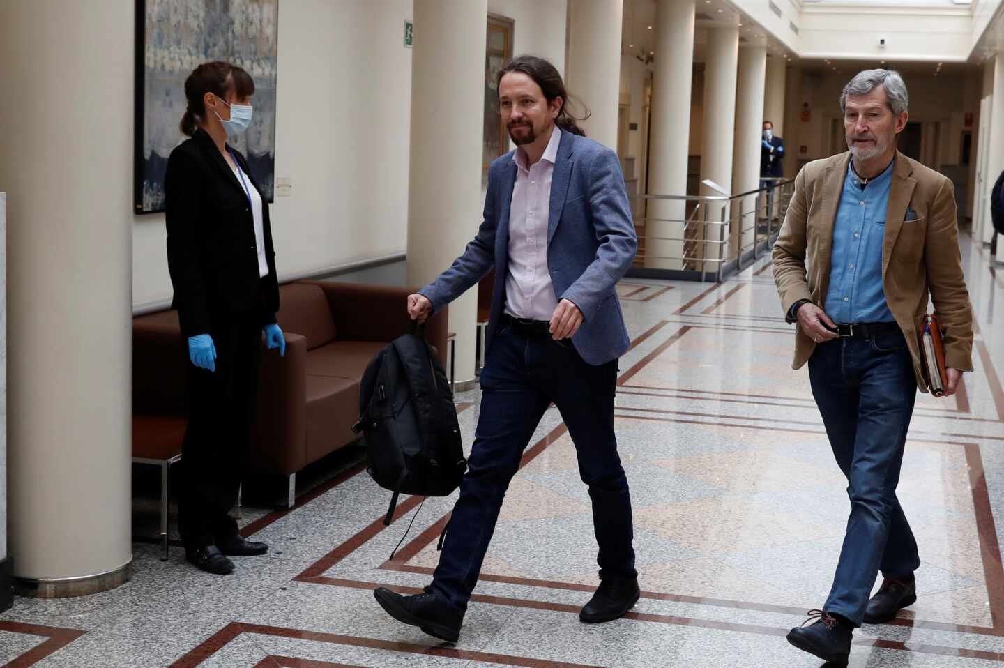 Pablo Iglesias y su jefe de gabinete, Julio Rodríguez, el pasado mes de abril en el Senado.