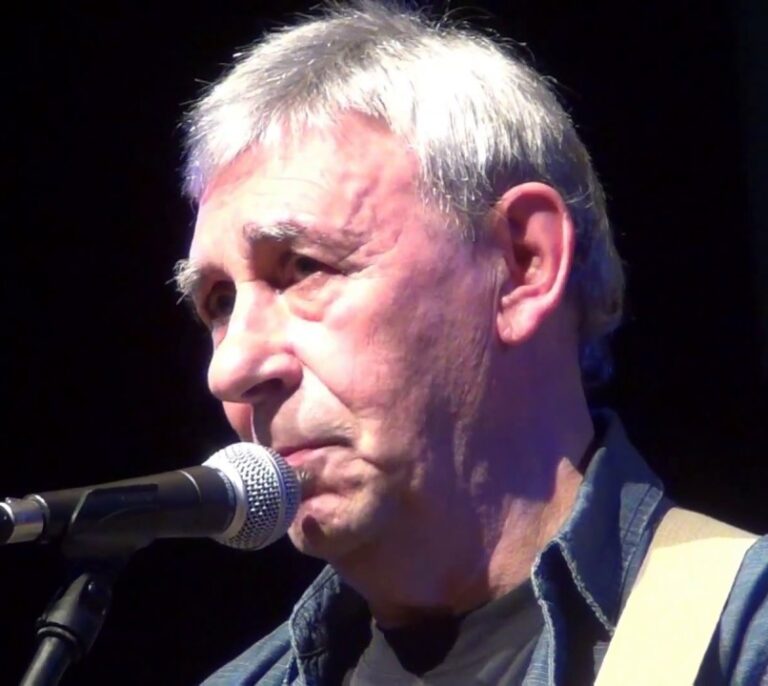 El cantautor Joaquín Carbonell ingresado en la UCI por coronavirus