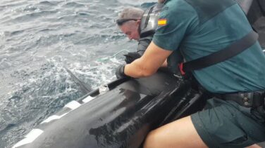 Así ha sido el rescate a una tortuga laúd atrapada en un red de pesca en Huelva
