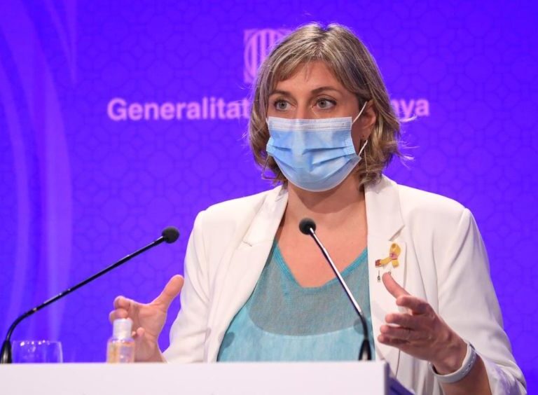 Barcelona limita las reuniones a 10 personas, impone la cita previa en comercios y recomienda no salir de casa