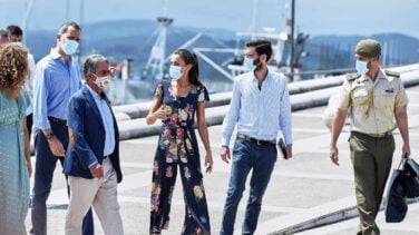 Calurosa visita de los Reyes al puerto de Santoña entre pescadores, rederas y ciudadanos